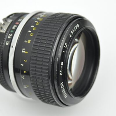 Nikon Nikkor 85mm 1.8 - AI komplett aus Metall - ein Objektiv mit ganz eigenem Flair - optimal zur Portraitfotografie - im Zentrum extrem scharf