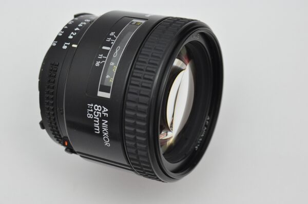 Nikon AF 85mm 1.8 optisch hervorragend, kompakt, sehr gut verarbeitet