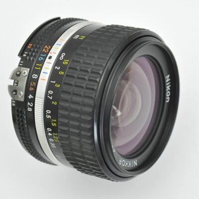 Nikon Nikkor 28mm 2.8 - AIS - mit CRC System - dadurch optimale Scharfstellung auch bei kürzestem Abstand - mit Gegenlichtblende HN-1