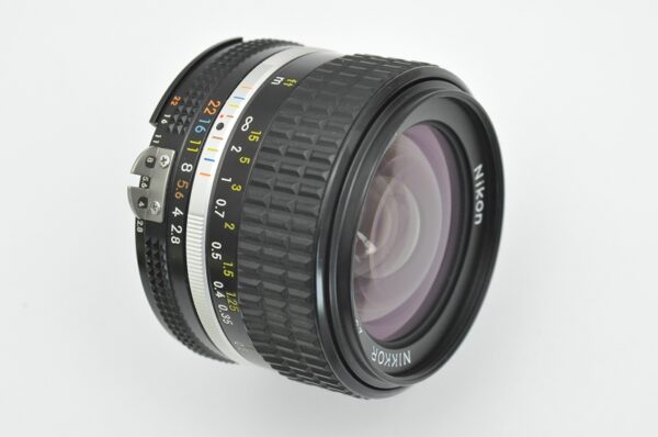 Nikon Nikkor 28mm 2.8 - AIS - mit CRC System - dadurch optimale Scharfstellung auch bei kürzestem Abstand - mit Gegenlichtblende HN-1