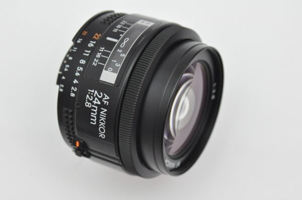 Nikon AF 24mm - 2.8 - Naheinstellung von 0,3m und CRC - System