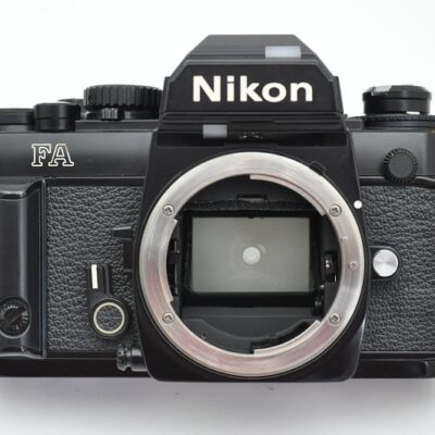 Schwarze Nikon FA - mit Blenden-, Zeit- und Programmautomatik