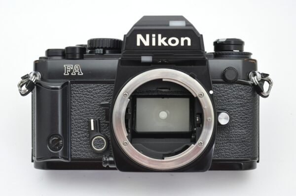 Schwarze Nikon FA - mit Blenden-, Zeit- und Programmautomatik