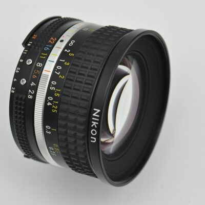 Nikon 20mm 2.8 AIS mit CRC ist im mittleren Bereich und besonders im Nahbereich herausragend