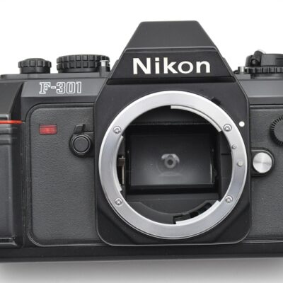 Nikon F-301 mit automatischem Filmvorschub + TTL-Blitzmessung