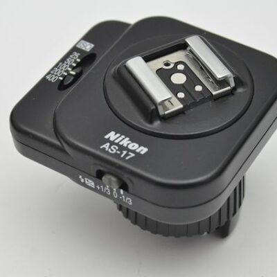 Nikon AS-17 – TTL Blitzadapter gestattet er eine Plus-/Minuskorrektur von 1/3 EV